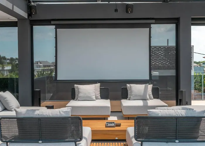 Beyond The Palms - Impressive Brand New 4br With Rooftop *